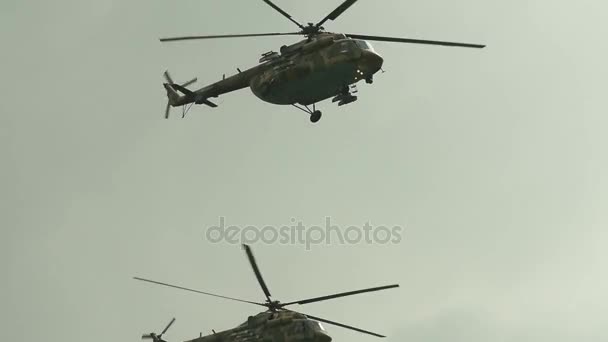 Dos helicópteros militares en el cielo — Vídeo de stock