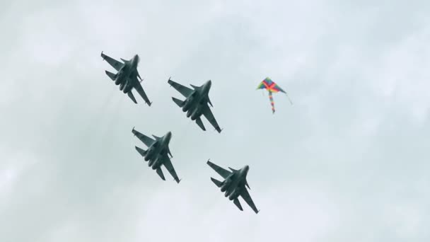 Cuatro aviones de combate en el aire — Vídeos de Stock