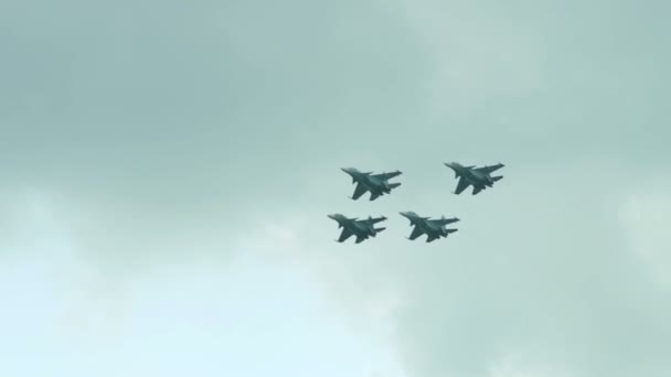 Squadra acrobatica di combattenti in cielo — Video Stock