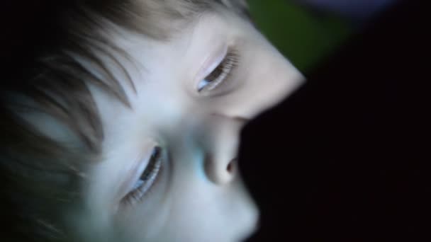 Niño con tableta PC por la noche — Vídeos de Stock