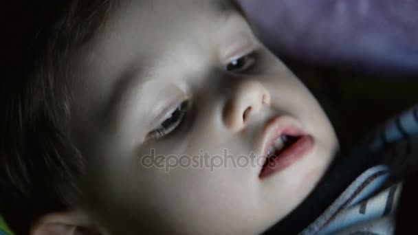 Criança com almofada de toque à noite — Vídeo de Stock