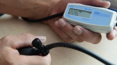 Adam evde tansiyon ölçme