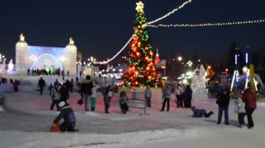 İnsanlar eğlenmek buz kasabada geceleri