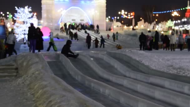在冰滑块上玩耍的孩子 — 图库视频影像