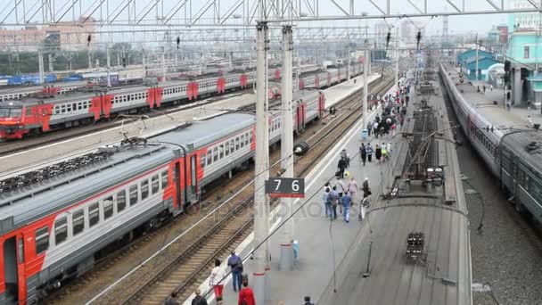 Estação ferroviária com trens e pessoas ambulantes, Rússia — Vídeo de Stock