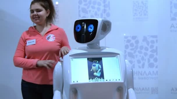 Promorobot und Frauenführerin im Bildungszentrum — Stockvideo