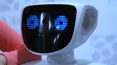 Robot kafa elektronik mavi gözlü