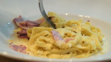 Kafede Carbonara yemek