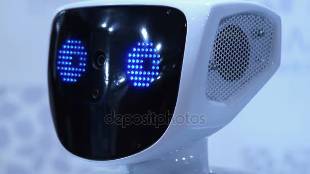Hlava robota s modrýma očima — Stock video