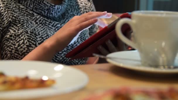 Donna che utilizza touch pad durante la pausa pranzo — Video Stock