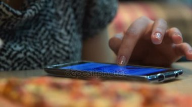 Mobil ve sosyal medya ile vakit kadın