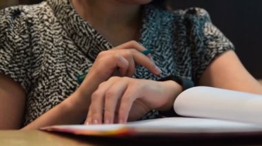 Kadın belgeleri yapıyor akıllı nöbette hesaplamalar yapma