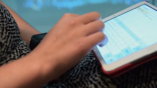 Femme utilisant un ordinateur tablette et montre intelligente — Video