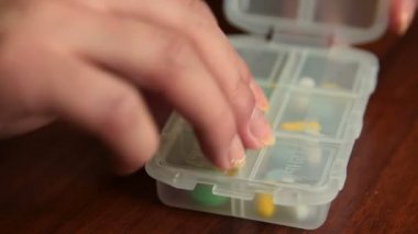 İlaçlar hap kutusu alarak kadın