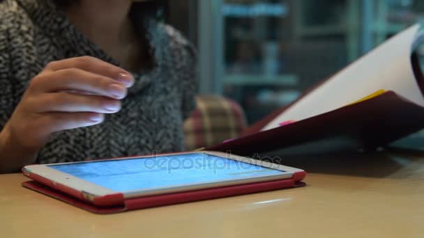 Mulher de negócios fazendo trabalho de papel e usando touch pad — Vídeo de Stock