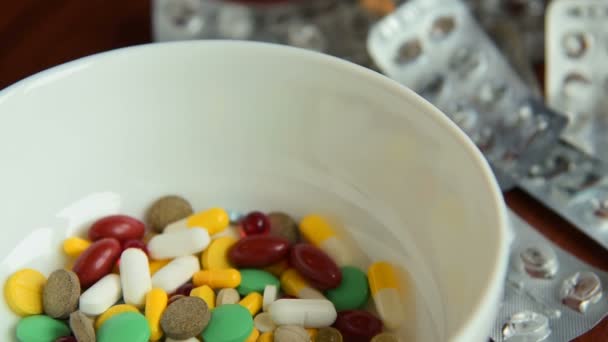 Tabletták és üres hólyagok tál — Stock videók