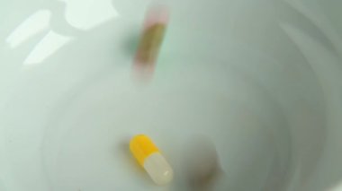 Kasenin içine düşen hapları