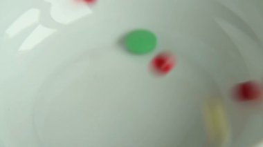 Hapları kasenin içine dökülen