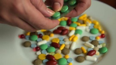 Plaka üzerinde çok hap var ki. Tıp kötüye