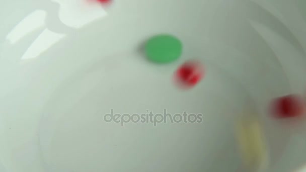 倒进碗里的药丸 — 图库视频影像