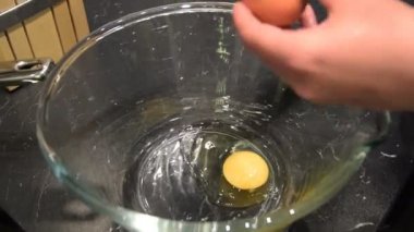 Yumurta ve şeker tatlı olarak karıştırma Timelapse