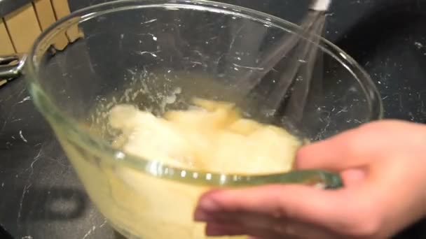 Змішування яєць і цукру з віночком — стокове відео