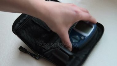 Sonra kan şekeri test durumda içine yerleştirerek Şeker Ölçüm ve aygıtları