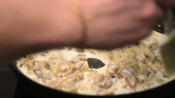 Madlavning cremet champignon sauce – Stock-video