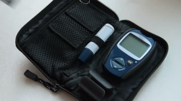 Подготовка к анализу сахара в крови с помощью домашнего глюкометра — стоковое видео