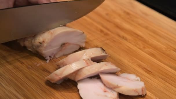 Découpe de poulet cuit sous vide — Video