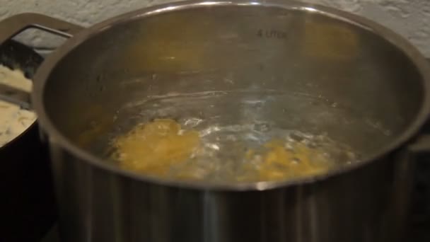 Приготування макаронних виробів для домашньої вечері — стокове відео