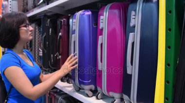 Bavul içinde belgili tanımlık stok seçme kadın