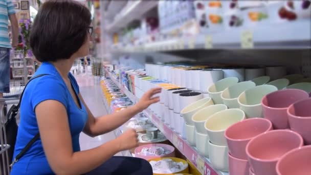 Mulher comprando uma caneca na loja — Vídeo de Stock