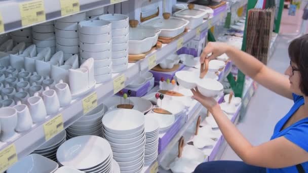 Depodaki dishware için alışveriş kadın — Stok video