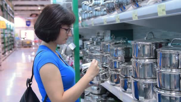 Egy serpenyőben a boltban vásárol nő — Stock videók
