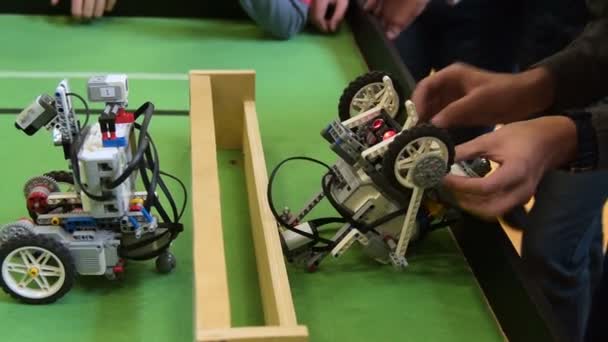 Tot vaststelling van de robot tijdens voetbalwedstrijd — Stockvideo