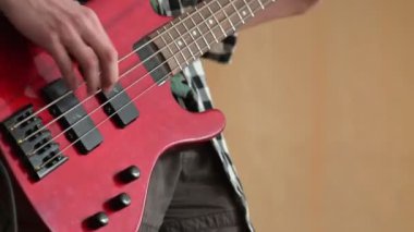 Müzik elektro gitar çalmak