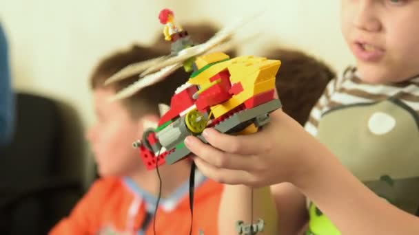 Bambino che controlla il lavoro del suo robot LEGO elicottero, Russia — Video Stock