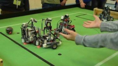 Robot futbol oyunu sırasında hedef