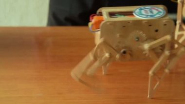 Ahşap robot Robotik proje sunumu üzerinde yürüme