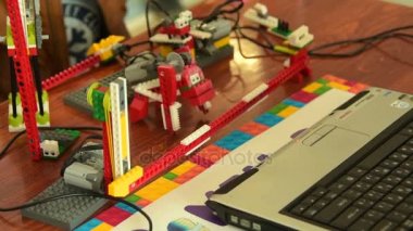 Eylem hayvan robot. Okulda eğitim Robotik