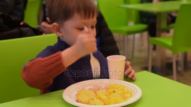 Criança jantando no café da praça de alimentação — Vídeo de Stock