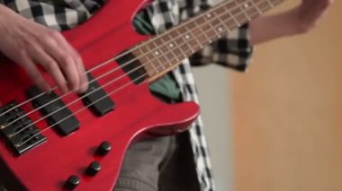 Genç adam bas gitar çalmaya