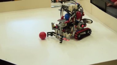 Robot toplayıcı gösteri