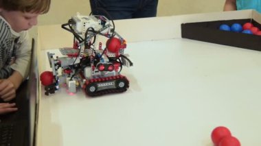 Robot toplayıcı gösteri