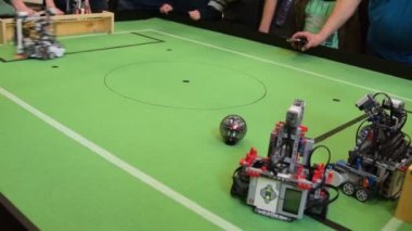 Robotlar futbol oyunu bir amaç ile