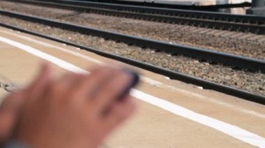 Platformda Treni beklerken telefon kullanma