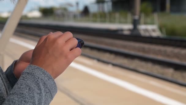 Esperando el tren y usando el celular — Vídeos de Stock