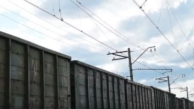 Hareketli yük treni ve bulutlu gökyüzü
