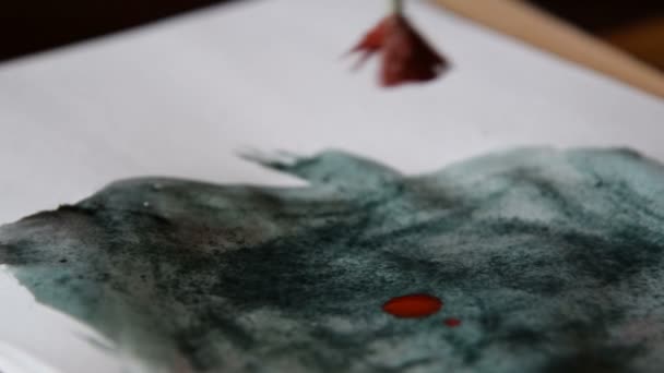 Peinture enfant et mélange des couleurs sur le papier 